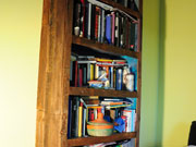 Libreria realizzata con legno di recupero, bancali e pallets
