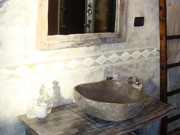 Mobile bagno e specchio realizzati con legno di recupero