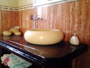 Mobile bagno realizzato con vecchio portone