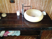 Mobile bagno crealizzato con vecchio portone