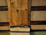 Trave in legno con chiodi di ferro battuto a mano